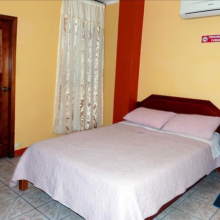 Hostal Leon Dormido Puerto Baquerizo Moreno Exteriör bild