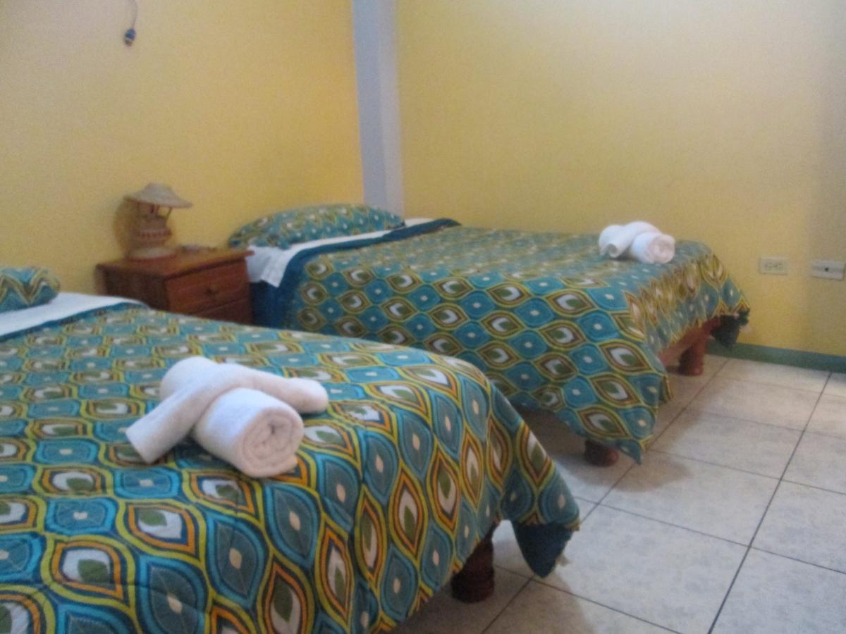 Hostal Leon Dormido Puerto Baquerizo Moreno Exteriör bild