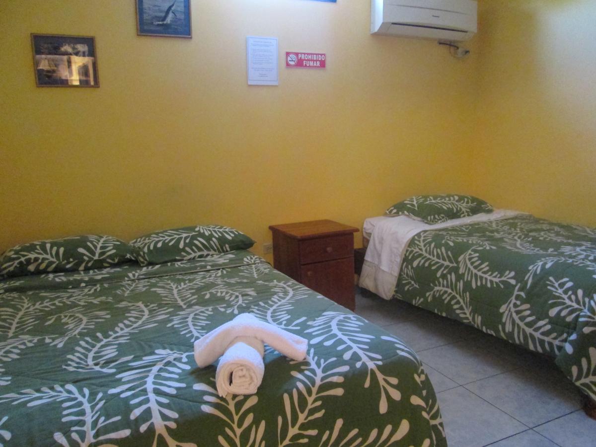 Hostal Leon Dormido Puerto Baquerizo Moreno Exteriör bild