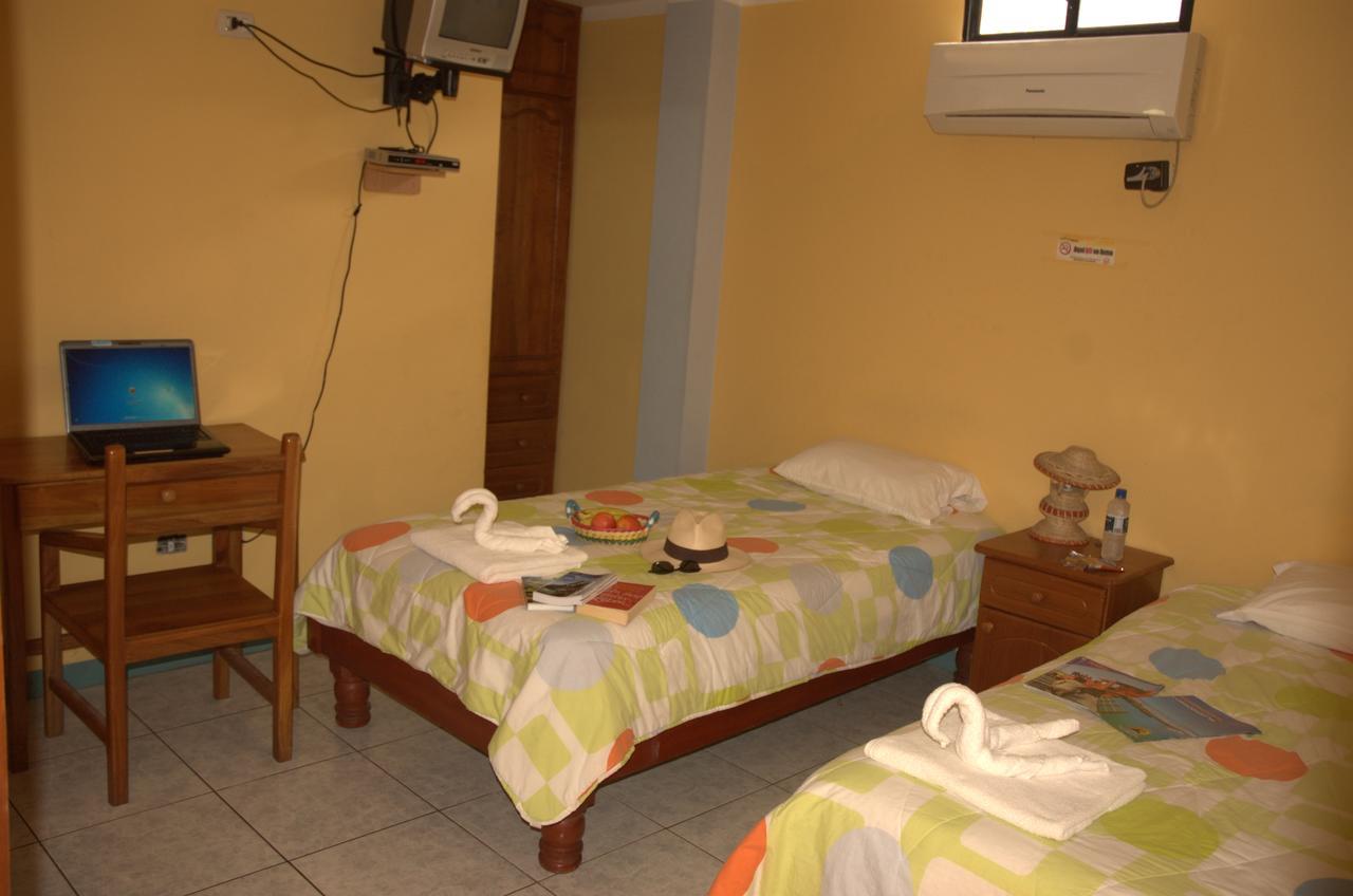 Hostal Leon Dormido Puerto Baquerizo Moreno Exteriör bild