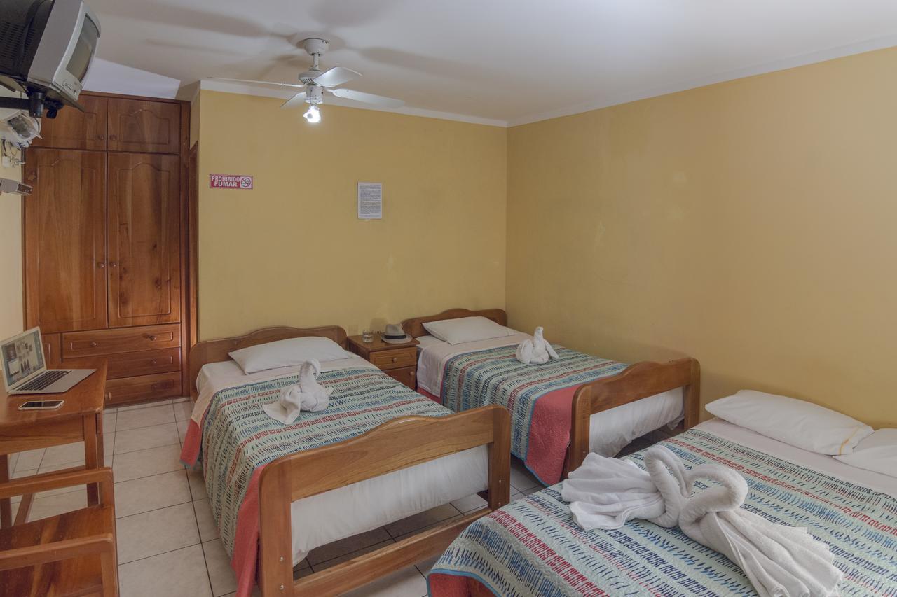 Hostal Leon Dormido Puerto Baquerizo Moreno Exteriör bild